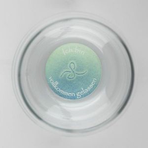 Becher Mythos gelassen mit Affirmation